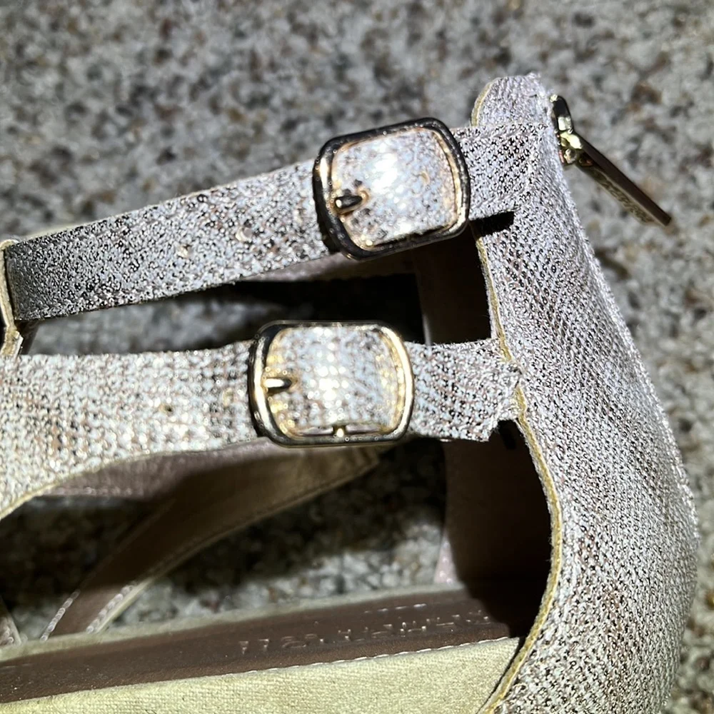 Reaction Kenneth Cole Sandals size 9 Strappy Gladiator Tan and Gold Tone - Picture 12 of 16